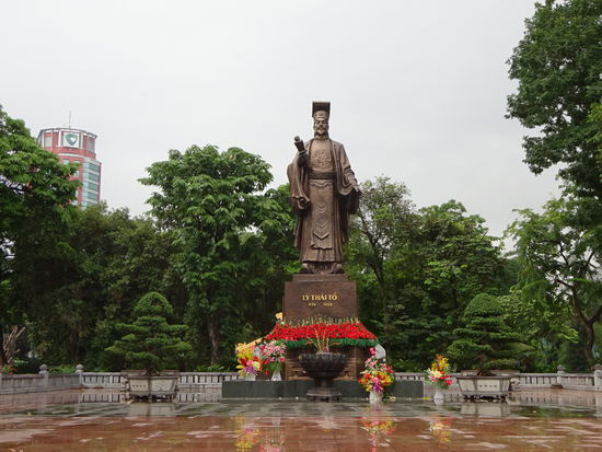 Ly Thai To war Anfang des 11. Jh. Gründer des Dai Co Viet Reiches in Nordvietnam während der Ly Dynastie ( siehe auch Kapitel  " Ninh Binh - Tempel Hoa Lu " ) .   Die Hauptstadt dieses Reiches verlegte er im Jahr 1010 von Hoa Lu in der Provinz Ninh Binh an seine neue Residenz Thang Long ( siehe Kapitel Zitadelle Thang Long in Hanoi ) . Er gilt somit als Gründer der Hauptstadt Hanoi
