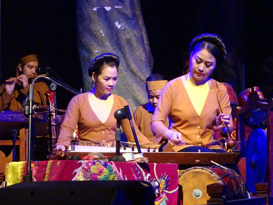 Die Musikerin und Sängerin im Wasserpuppentheater von Hanoi