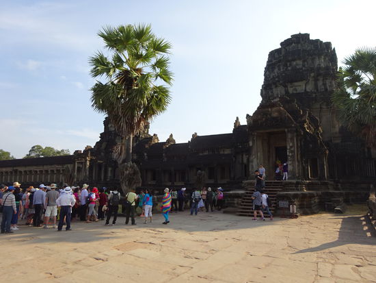 Hier in Angkor bin ich natürlich nicht mehr allein wie noch vor 2 Tagen am Preah Khan Tempel von Kampong Thom .