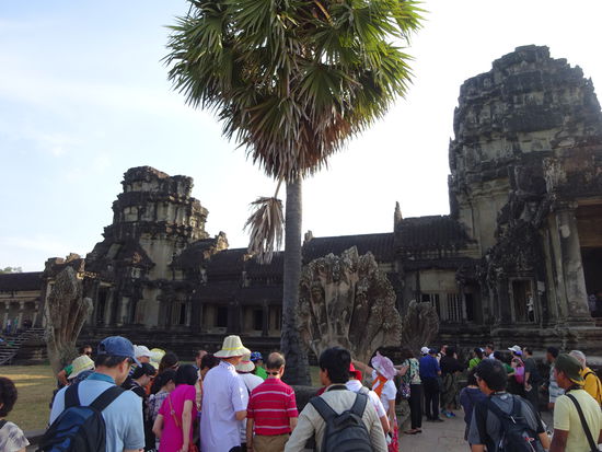 Es sieht relativ überlaufen aus aber an einigen Tagen zu bestimmten Uhrzeiten ist es hier noch sehr viel schlimmer wenn Dutzende Touristenbusse gleichzeitig hier Ihre Gäste  ausladen