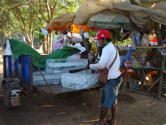 Am frühen Morgen werden Eisblöcke an die vielen Tuk Tuk fahrer verkauft die damit ihre Getränkekisten kühlten. Auch mein Fahrer griff hier zu damit ich den Tag über gekühlte Getränke zur Verfügung hatte was auch bitter nötig war den es war sehr heiß .