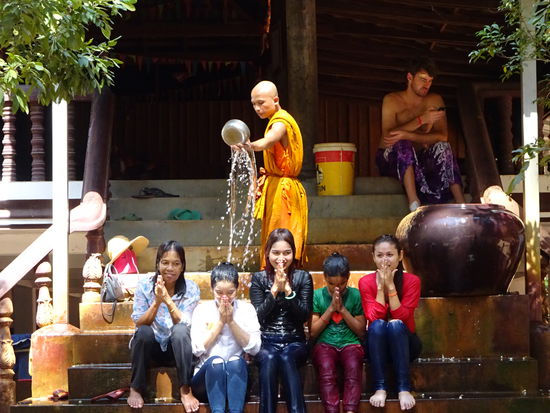 Buddhistisches Ritual am  Preah Palilay Tempel in Angkor aus dem 12. Jh.