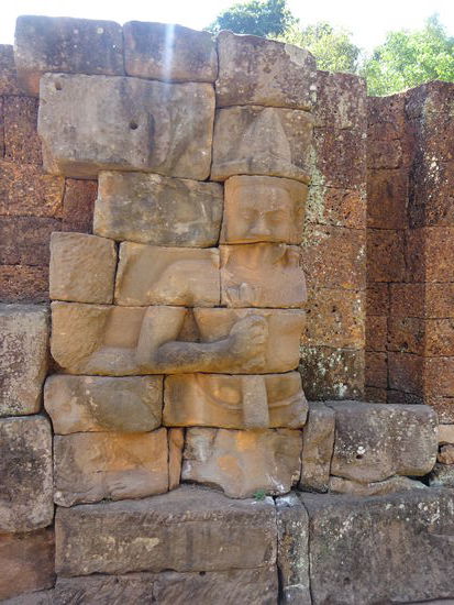 Auf der zum Teil sehr kunstvol gestallteten Terrase des Lebrakönigs aus dem 13. Jh. fanden Einäscherungen von Königen statt