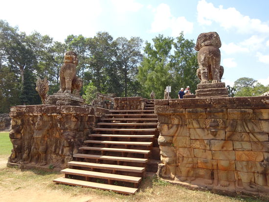 Auf der zum Teil sehr kunstvol gestallteten Terrase des Lebrakönigs aus dem 13. Jh. fanden Einäscherungen von Königen statt