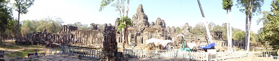 Der Bayon in Angkor aus dem 13. Jh. sollte die Religionen des Landes zusammenführen also sowohl den Islam der unterworfenen Cham als auch den Buddhismus und Hinduismus