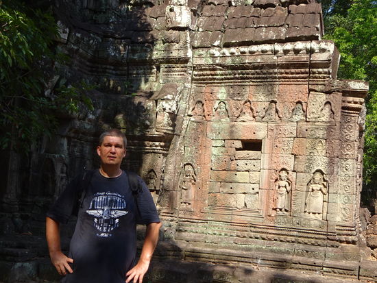 Ich am buddhistischen Tempel Krol Ko in Angkor aus dem 12. Jh.