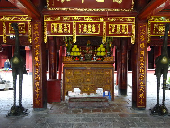 Der Konfuziustempel im Literaturtempel Hanoi wird bewacht von den 2 Bronzekranichen die jeweils auf einer Schildkröte stehen