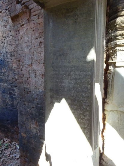 Die Sanskrit - Inschriften an den Türen des Lolei Tempels geben u.a. Einblick in die Arbeitspläne der Tempeldiener