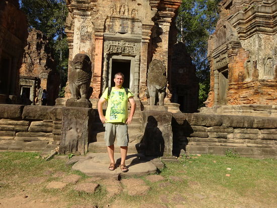 Ich am Bakong Tempel der Roluos Gruppe aus dem 9. Jh.