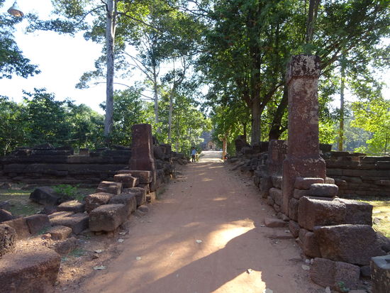 Weg zum Preah Ko Tempel der Roluos Gruppe aus dem 9. Jh.