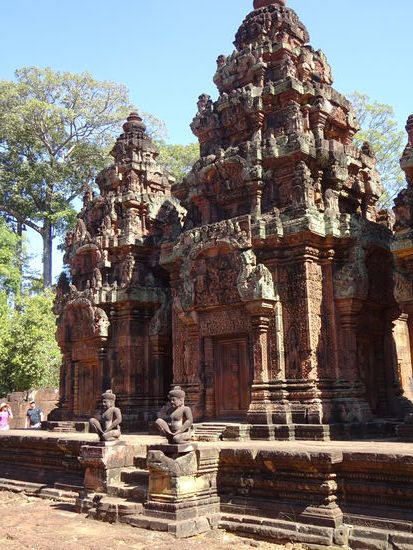Der Hindu - Tempel Banteay Srei aus dem 10. Jh. gehört zu den schönsten Bauwerken des alten Khmer Reiches