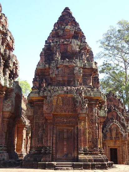 Der Hindu - Tempel Banteay Srei aus dem 10. Jh. gehört zu den schönsten Bauwerken des alten Khmer Reiches