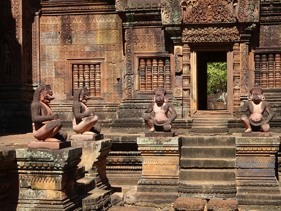 Der Hindu - Tempel Banteay Srei aus dem 10. Jh. gehört zu den schönsten Bauwerken des alten Khmer Reiches