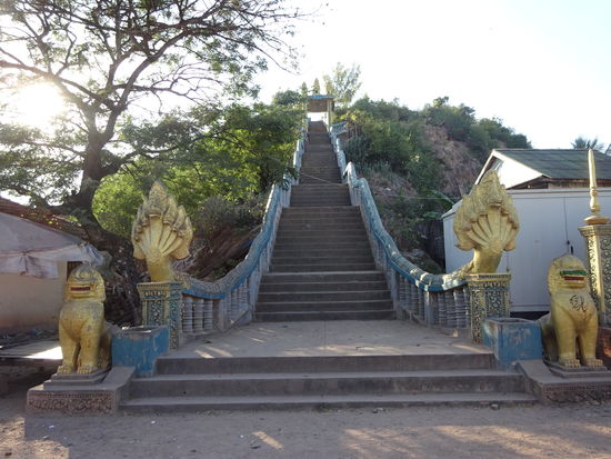 Hier geht es 140 m hinauf auf den Phnom Krom Hügel