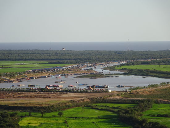 Blick vom Phnom Krom Hügel auf den Tonle Sap im Hintergrund