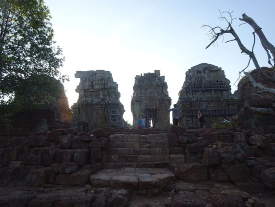 Der kleine verfallene Hindu Tempel aus dem 10. Jh. auf dem Phnom Krom Hügel