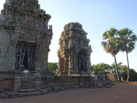 Der kleine verfallene Hindu Tempel aus dem 10. Jh. auf dem Phnom Krom Hügel