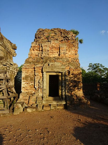 Der kleine verfallene Hindu Tempel aus dem 10. Jh. auf dem Phnom Krom Hügel