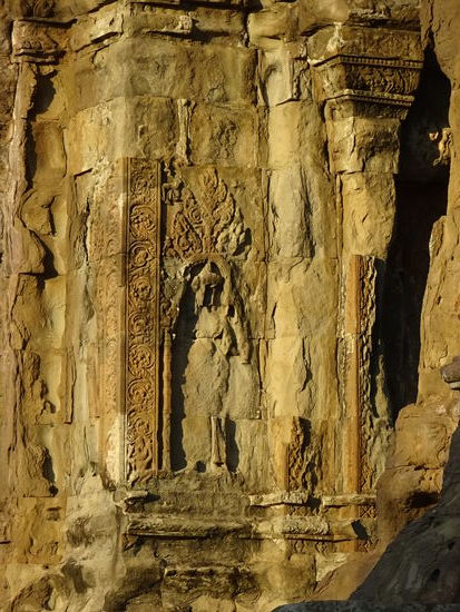 Der kleine verfallene Hindu Tempel aus dem 10. Jh. auf dem Phnom Krom Hügel