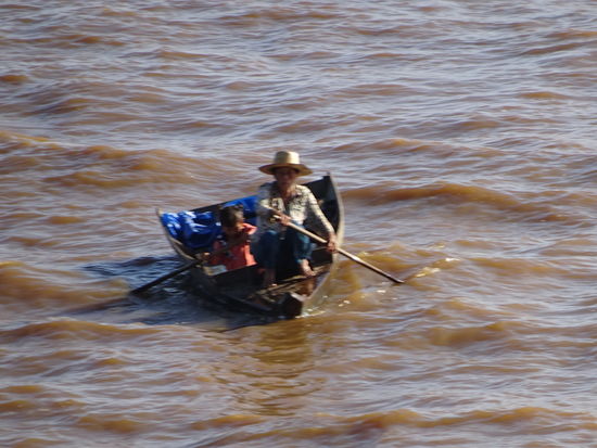 Fischer mit seinem Enkel unterwegs auf dem Tonle Sap
