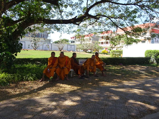 Buddhisten in Siem Reap machen Mittagspause
