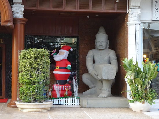 Weihnachtsmann &amp; Khmer König na das passt doch !!