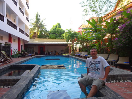 Ich früh morgens am Pool