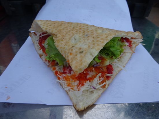 Ähnlich wie schon in Hanoi so war auch dieser Döner in Siem Reap für 1 USD nicht der beste und kommt bei weiten NICHT an das Orginal in Berlin ran 