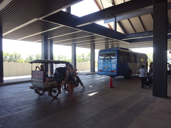 So wie diese Dame ließ auch ich mich mit dem Tuk Tuk zum Airport von Siem Reap bringen 