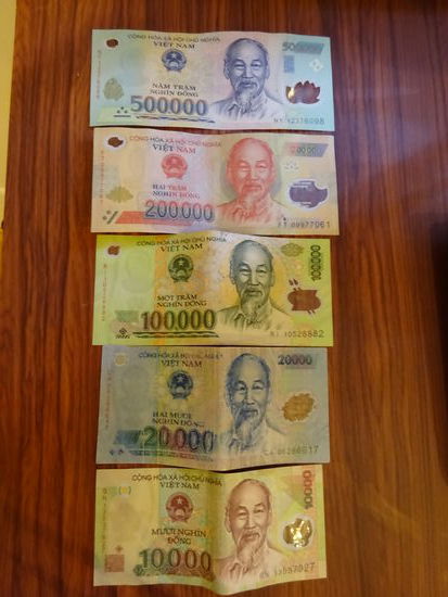 10000 VND = 0,42 Euro , 100000 VND = 4,20 Euro , 500000 VND = 20,65 Euro  Stand November 2015 !!