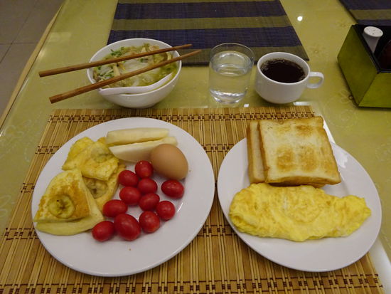 Frühstück durchaus OK besonders weil ich jeden morgen meine bestellte Pho Suppe bekommen habe . Die Pho Suppen gehören zu den bekanntesten Gerichten der vietnamesischen Küche und ich muß sagen das die Suppen die ich in diesem Land probiert habe zu den leckersten gehören die ich bis heute verspeißt habe und das obwohl ich eigentlich kein großer Suppenfan bin. Ich habe sowohl Pho Bo ( mit Rindfleisch ) als auch sehr oft Pho Ga ( mit Hühnchenfleisch ) zu mir genommen . 
