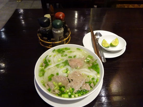1 Teller Chicken Reis &amp; 1 Teller Pho Bo Suppe  für 80000 VND = 3,30 Euro