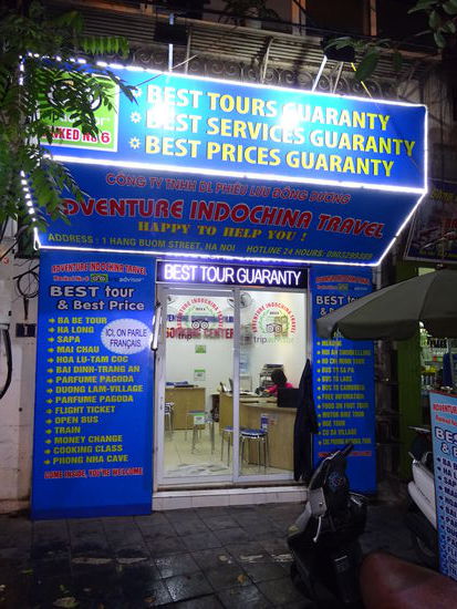 Eines von mehreren Reisebüros in der Altstadt wo ich mein Busticket von Hanoi   nach Ninh Binh  für 135000 VND = 5,60 Euro  gekauft habe. Wie ich später erfahren mußte währe es auch besser gewesen hier meinen Ausflug zur Halong Bucht zu buchen da die Preise hier zum Teil deutlich unter denen lagen die mir die agressiven Verkäufer im Hotel aufgeschwatzt haben.