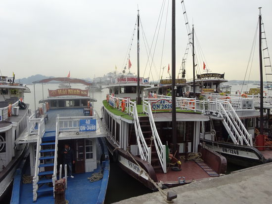 Ein erster Blick auf die Zubringerboote zu den Dschunken
