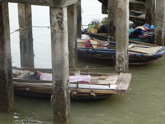 Er hält auf seinem Boot erstmal ein Nickerchen 