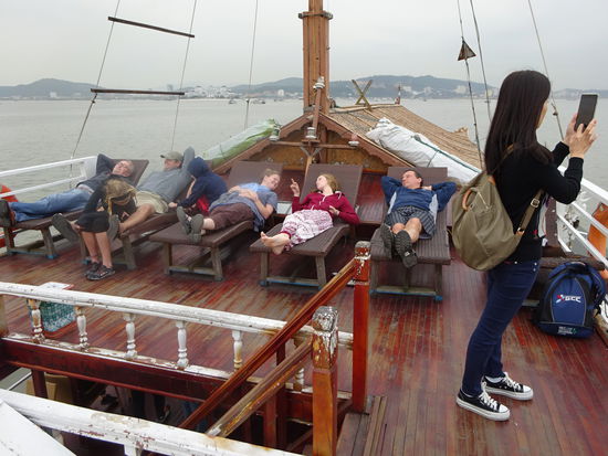 Das war ein Teil der Gäste an Bord die überall in Hanoi eingesammelt wurden . Ein bunter Mix aus vielen Ländern der Welt