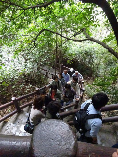 Rauf geht es zur Dong Thien Cung Höhle