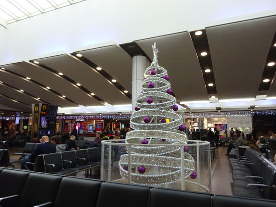 Vorweihnachtliche Stimmung am Flughafen London Headrow