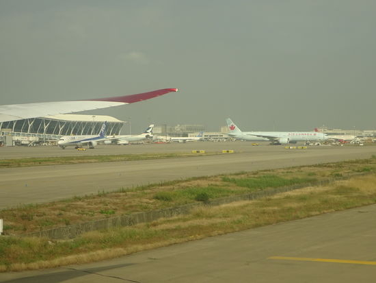 Landung in Shanghai Pudong dem 9 größten Airport der Welt und dem 2 größten in China wobei ich Hong Kong nicht mitrechne .