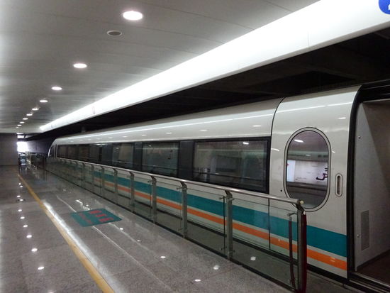 Und da ist er schon der Magnetzug der mit bis zu 430 Km/ h durch Shanghai schwebt