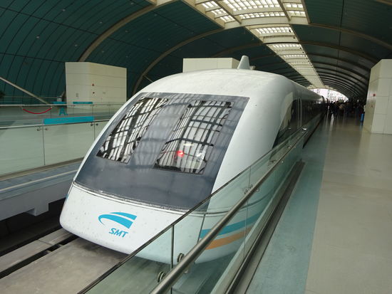 Und da sind wir schon am Ziel . Nach ca. 7 bis 8 Minuten erreiche ich den U Bahnhof Longyang Road wo ich zu den Metro Linien Linien 2 , 7 und 16 umsteigen kann .