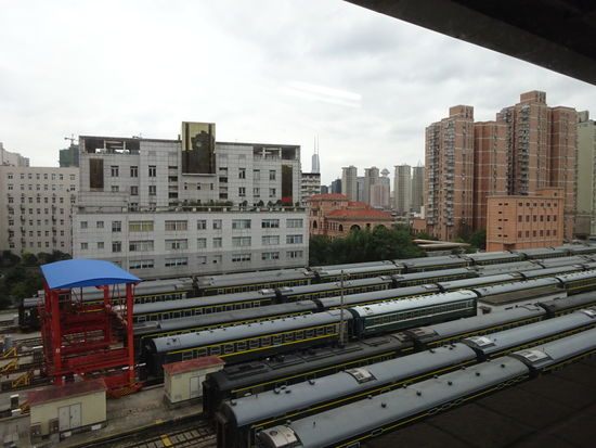 Reisezugwagen der Chinesischen Staatsbahn unweit eines U Bahnhofs in Shanghai
