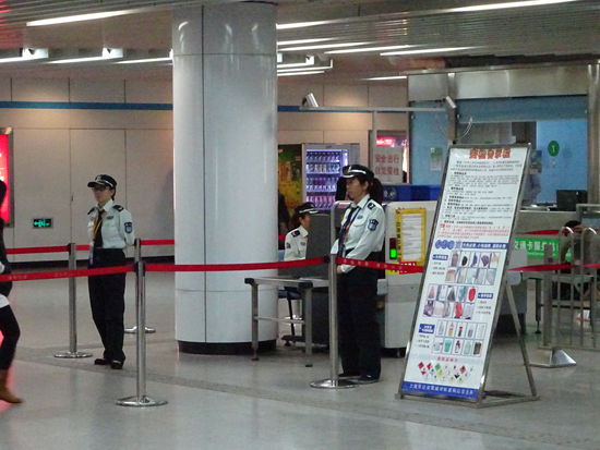 Überall in den U Bahn Bahnhöfen Chinas Kontrollen so auch hier in Shanghai