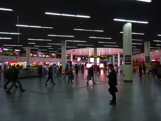 People Square einer der großen Umsteigebahnhöfe im Metro Netz von Shanghai   mit den Linien 1 , 2 und 8