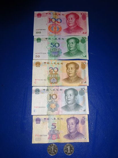 Seit 1999 gibt es bei den neuen Geldnoten auf der Vorderseite nur noch Mao Zedong  zu sehen