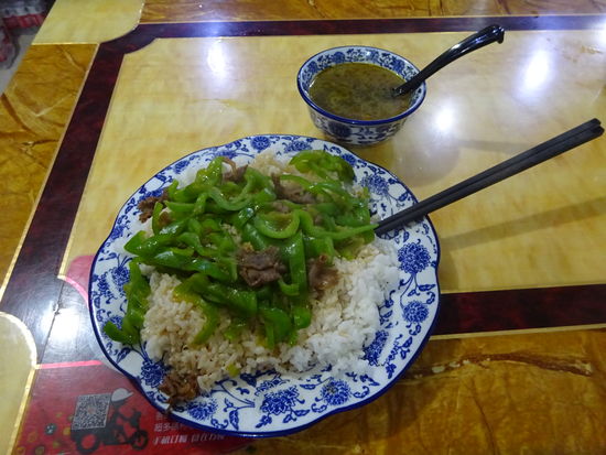 Reis , Gemüse und Rind für 15 Yuan = 1,90 Euro