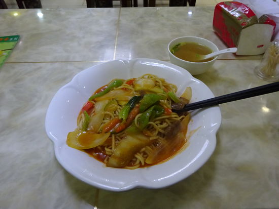 Nudeln mit Gemüse und Rind  15 Yuan = 1,90 Euro