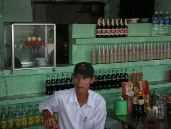 Der Mann, der die Strassen beherrscht (unser Minibus-Driver)