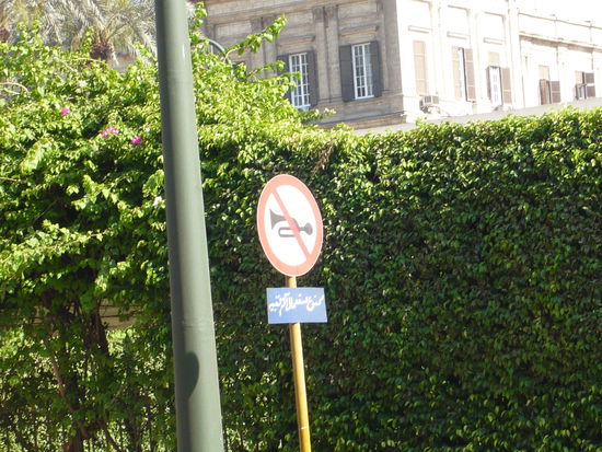 Ob Saigon oder Kairo - diese Schilder beachtet hier wirklich NIEMAND.