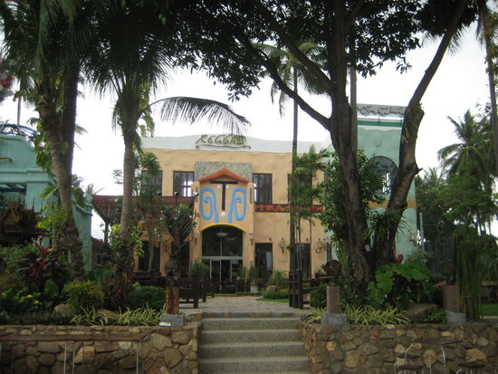 gegenueber vom RP... keine Ahnung ob Restaurant oder was auch immer... der Laden vom RP ist jedenfalls weg... Bar hingebaut gibt mehr Kohle